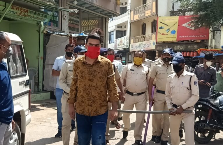 जिस बाजार से हफ्ता वसूलना चाहता था उसी बाजार में लठ्ठ पड़े..