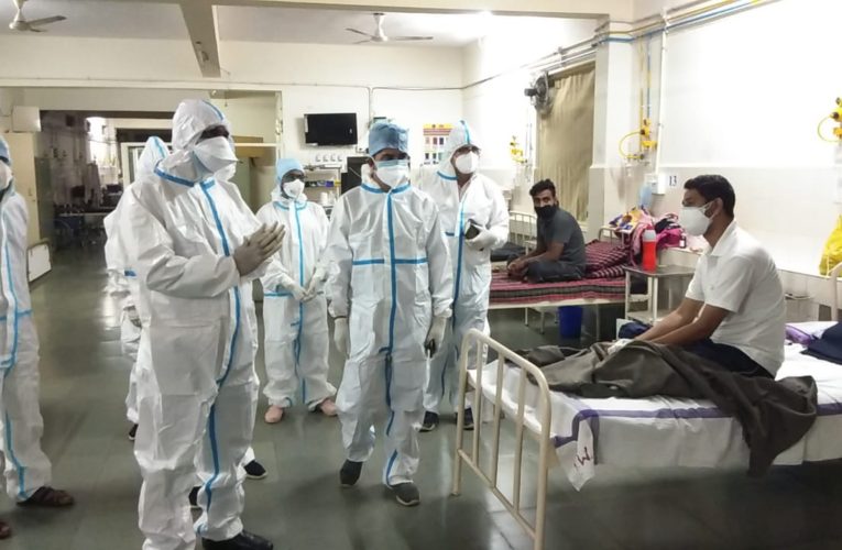 उज्जैन कलेक्टर फिर पहुंचे कोरोना पॉजिटिव मरीजों के बीच..