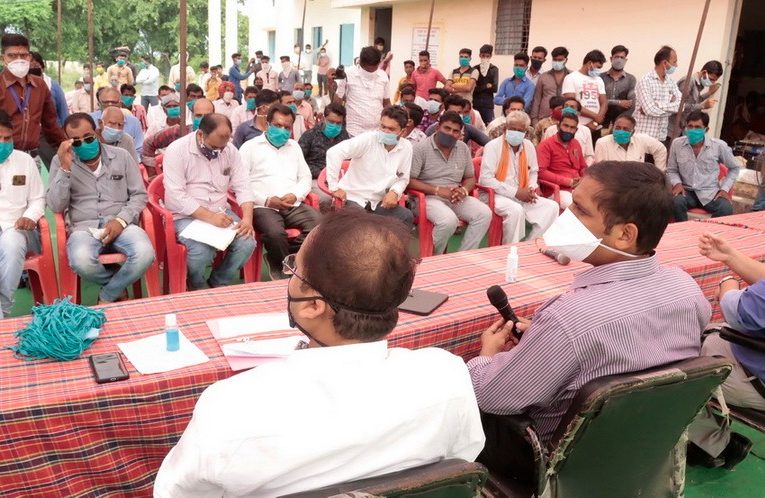 उज्जैन कलेक्टर की चौपाल, लाइनमैन का मौके पर निपटारा
