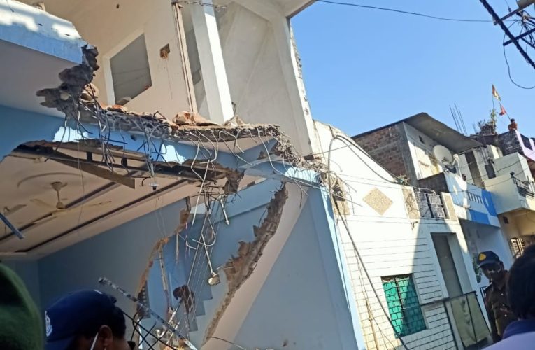 सट्टेबाज और शराब तस्कर बाप बेटे का मकान तोड़ा