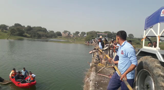 उज्जैन: उत्तर प्रदेश से गुजरात जा रहे आईपीएस अधिकारी के परिचित की कार नदी में गिरी